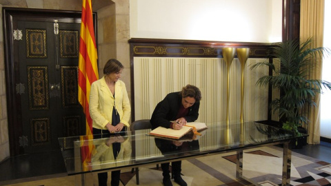 Ada Colau, en su reunión con Carme Forcadell, firma en el libro en el libro de honor del Parlamen/EUROPA PRESS Ada Colau, en su reunión con Carme Forcadell, firma en el libro en el libro de honor del Parlamen/EUROPA PRESS