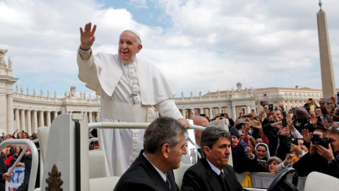 El Papa saluda a los congregados en la Plaza de San Pedro. (REMO CASILLI | REUTERS) El Papa saluda a los congregados en la Plaza de San Pedro. (REMO CASILLI | REUTERS)