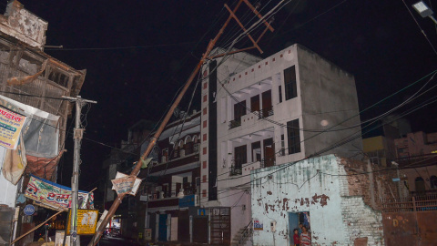 Línea eléctrica caída después de una gran tormenta en Agra, en el estado de Uttar Pradesh, en el norte de la India. AFP
