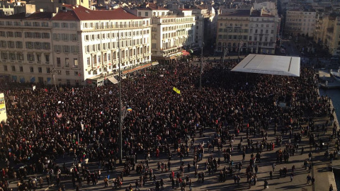 Decenas de miles de personas manifestándose en Marsella. /BORJA DE MIGUEL