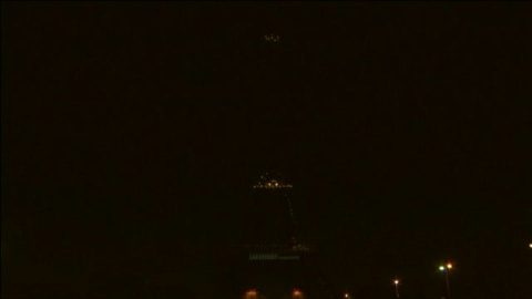 La Torre Eiffel apaga sus luces para concienciar sobre el cambio climático La Torre Eiffel apaga sus luces para concienciar sobre el cambio climático