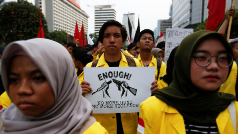 Estudiantes universitarios indonesios manifestándose el pasado octubre en la capital, Jakarta. / Reuters Estudiantes universitarios indonesios manifestándose el pasado octubre en la capital, Jakarta. / Reuters