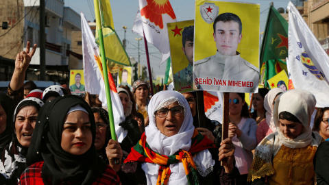 Manifestantes kurdos marchan hacia la sede de Naciones Unidas en Qamishli, Siria. / Reuters Manifestantes kurdos marchan hacia la sede de Naciones Unidas en Qamishli, Siria. / Reuters