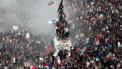 Los enfrentamientos violentos dentro de las protestas en Chile por la desigualdad vivida en el país han provocado 11 muertos hasta el momento. / Reuters Los enfrentamientos violentos dentro de las protestas en Chile por la desigualdad vivida en el país han provocado 11 muertos hasta el momento. / Reuters