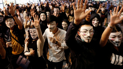 Manifestantes en Hong Kong portan máscaras de Guy Fawkes, símbolo popular de desobediencia civil. / Reuters Manifestantes en Hong Kong portan máscaras de Guy Fawkes, símbolo popular de desobediencia civil. / Reuters