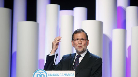 El presidente del Gobierno y del PP, Mariano Rajoy, interviene durante el acto de cierre de campaña de las elecciones del 27S, hoy en Barcelona. EFE/Andreu Dalmau El presidente del Gobierno y del PP, Mariano Rajoy, interviene durante el acto de cierre de campaña de las elecciones del 27S, hoy en Barcelona. EFE/Andreu Dalmau