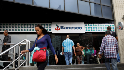 Varias personas llegan a una sucursal del banco Banesco en Caracas,. REUTERS/Carlos Garcia Rawlins Varias personas llegan a una sucursal del banco Banesco en Caracas,. REUTERS/Carlos Garcia Rawlins