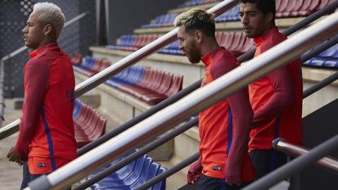 Neymar, Messi y Luis Suárez al inicio de la sesión de entrenamiento de ayer en la Ciudad Deportiva del Barça. /EFE Neymar, Messi y Luis Suárez al inicio de la sesión de entrenamiento de ayer en la Ciudad Deportiva del Barça. /EFE