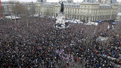A general view shows Hundreds of thousands of people gathering on the Place de la Republique to attend the solidarity march (Rassemblement Republicain) in the streets of Paris January 11, 2015. French citizens will be joined by dozens of fo