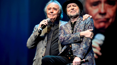 03/11/2019.- Joaquín Sabina y Joan Manuel Serrat durante su segundo de la gira “No hay dos sin tres”, en el estadio Movistar Arena en Buenos Aires (Argentina). EFE/Fabián Mattiazzi 03/11/2019.- Joaquín Sabina y Joan Manuel Serrat durante su segundo de la gira “No hay dos sin tres”, en el estadio Movistar Arena en Buenos Aires (Argentina). EFE/Fabián Mattiazzi