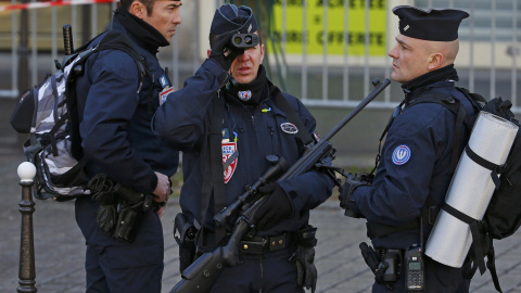Policemen secure the hundreds of thousands of French citizens solidarity march (Marche Republicaine) in the streets of Paris January 11, 2015. French citizens will be joined by dozens of foreign leaders, among them Arab and Muslim represent