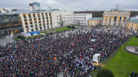 People attend a silent protest for the victims of the shooting at the Paris offices of weekly newspaper Charlie Hebdo, at the Pariser Platz square in Berlin January 11, 2015. REUTERS/Hannibal Hanschke