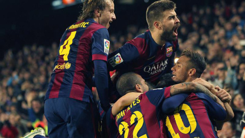os jugadores del FC Barcelona celebran el tercer gol ante el Atlético de Madrid, durante el partido de Liga en Primera División disputado esta noche en el Camp Nou, en Barcelona. EFE/Toni Garriga os jugadores del FC Barcelona celebran el tercer gol ante el Atlético de Madrid, durante el partido de Liga en Primera División disputado esta noche en el Camp Nou, en Barcelona. EFE/Toni Garriga