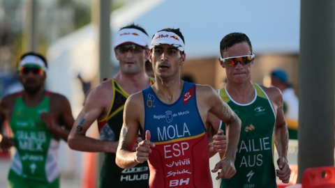 El triatleta español Mario Mola, durante la prueba en Cozumel (México), donde se proclamó campeón del mundo. /EFE El triatleta español Mario Mola, durante la prueba en Cozumel (México), donde se proclamó campeón del mundo. /EFE