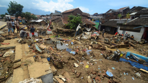 Los residentes reconocen un área dañada por las inundaciones, en Garut, Jave, Indonesia. REUTERS