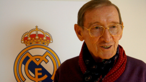 Fotografía de archivo de Ignacio Zoco con el escudo del Real Madrid de fondo. Fotografía de archivo de Ignacio Zoco con el escudo del Real Madrid de fondo.