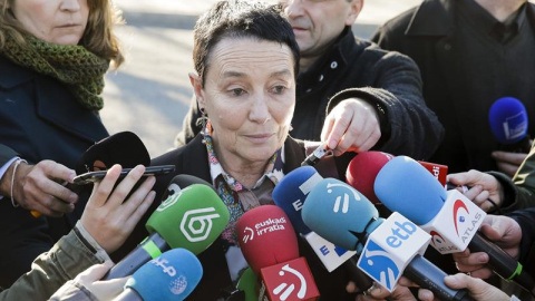 Jone Goirizelaia uno de los tres abogados defensores que sí ha podido personarse ante el tribunal, en declaraciones a los medios. EFE/Emilio Naranjo Jone Goirizelaia uno de los tres abogados defensores que sí ha podido personarse ante el tribunal, en declaraciones a los medios. EFE/Emilio Naranjo