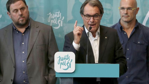 El líder de ERC, Oriol Junqueras; el presidente catalán en funciones, Artur Mas (CDC); y el candidato de Junts pel Sí, Raül Romeva, durante una conferencia de prensa en el Born Centre Cultural de Barcelona./ EFE El líder de ERC, Oriol Junqueras; el presidente catalán en funciones, Artur Mas (CDC); y el candidato de Junts pel Sí, Raül Romeva, durante una conferencia de prensa en el Born Centre Cultural de Barcelona./ EFE