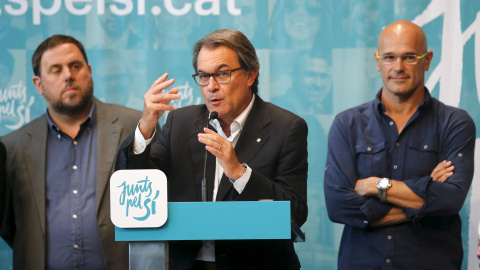 Artur Mas con Oriol Junqueras y Raul Romeva en una rueda de prensa en Barcelona tras las elecciones catalanas de ayer, hoy, 28 de septiembre de 2015. REUTERS/Andrea Comas