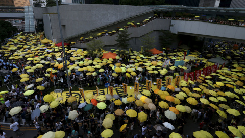 Alrededor de mil manifestantes en favor de la democracia se reúnen en Hong Kong, China 28 de septiembre de 2015. Este Lunes es el aniversario del movimiento "paraguas", que exige el sufragio universal en el territorio. REUTERS / Bobby Yip