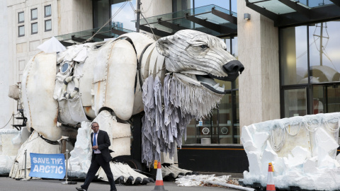 Greenpeace ha colocado un oso polar robot a modo de protesta enfrente del edificio de Shell, en Londres, Reino Unido. 28 de septiembre de 2015. REUTERS/Suzanne Plunkett