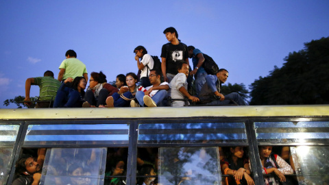 Varios nepalíes viajan en un autobús atestado en Katmandú, Nepal, el 28 de septiembre del 2015. El Gobierno nepalí ha comenzado a racionar el combustible ante la creciente escasez provocada por el bloqueo a la frontera con la India. EFE/Nar