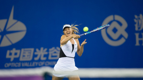 La rusa Maria Sharapova juega contra Barbora Strycova de la República Checa durante el torneo de tenis de Wuhan Open, en Hubei, China, 28 de septiembre de 2015. REUTERS