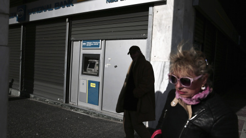 Varios viandantes junto a una oficina del National Bank griego. REUTERS/Alkis Konstantinidis Varios viandantes junto a una oficina del National Bank griego. REUTERS/Alkis Konstantinidis