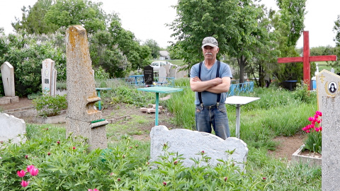Yuri Ivanovich, último descendiente del líder anarquista visita la tumba de los padres y hermanos de Néstor, entre ellos, su bisabuelo, en el cementerio de Guliai Pole. / Ferrán Barber