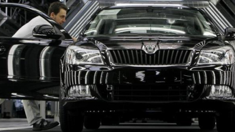 Un trabajador inspecciona un vehículo en la fábrica de Skoda en Mlada Boleslav (República Checa). / REUTERS Un trabajador inspecciona un vehículo en la fábrica de Skoda en Mlada Boleslav (República Checa). / REUTERS