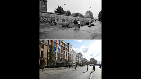 Algunas personas posando frente al Muro de Berlín en la Puerta de Brandenburgo en junio de 1989, y (abajo) una vista general de la calle Ebertstrasse y la Puerta en 2019. Este 9 de noviembre, Alemania celebrará el 30 aniversario de la caída