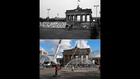 Turistas posando frente al Muro de Berlín en la Puerta de Brandenburgo en Berlín, Alemania, en junio de 1989, y (abajo) la Puerta en 2019. Este 9 de noviembre, Alemania celebrará el 30 aniversario de la caída del Muro de Berlín (Berliner Ma