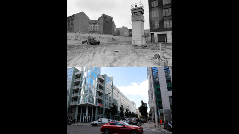 Los soldados fronterizos de Alemania Oriental (arriba) parados en la frontera de Zimmerstrasse / Charlottenstrasse en el Muro de Berlín cerca del puesto de control Charlie el 10 de marzo de 1990, y (abajo) el mismo lugar en Berlín en 2019. 
