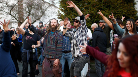 Los fans de Keith Flint, cantante de The Prodigy, durante su funeral en Braintree. / HENRY NICHOLLS (REUTERS) Los fans de Keith Flint, cantante de The Prodigy, durante su funeral en Braintree. / HENRY NICHOLLS (REUTERS)