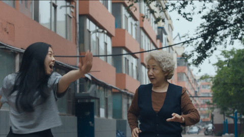 Awkwafina y la veterana actriz china Zhao Shuzhen.