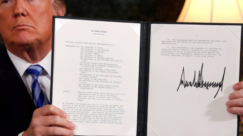 El presidente de EEUU, Donald Trump, muestra la declaración firmada sobre la retirada de su país del acuerdo nuclear con Irán, en la Sala Diplomática de la Casa Blanca, en Washington. REUTERS/Jonathan Ernst El presidente de EEUU, Donald Trump, muestra la declaración firmada sobre la retirada de su país del acuerdo nuclear con Irán, en la Sala Diplomática de la Casa Blanca, en Washington. REUTERS/Jonathan Ernst