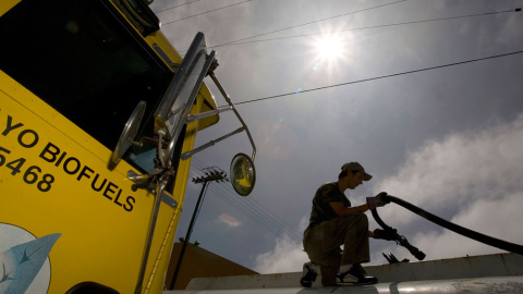 Un hombre surte su camión con biodiésel en California. AFP Un hombre surte su camión con biodiésel en California. AFP