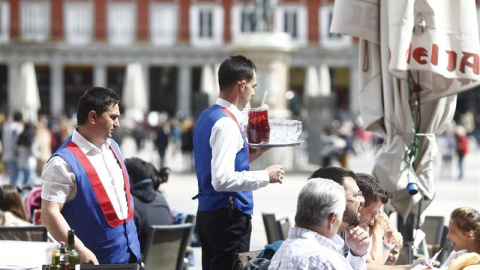 Un par de camareros atienden una terraza de un establecimiento en la Plaza Mayor de Madrid. E.P. Un par de camareros atienden una terraza de un establecimiento en la Plaza Mayor de Madrid. E.P.
