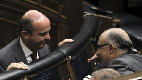 El ministro de Economía, Luis de Guindos, conversa con el ministro de Hacienda, Cristóbal Montoro, en el Congreso de los Diputados. EFE El ministro de Economía, Luis de Guindos, conversa con el ministro de Hacienda, Cristóbal Montoro, en el Congreso de los Diputados. EFE