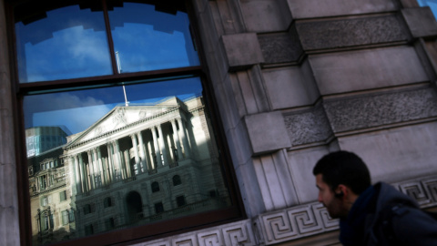 La sede del Banco de Inglaterra en la City londinense se refleja en el cristal de una ventana de un edificio cercano. REUTERS/Hannah McKay/ La sede del Banco de Inglaterra en la City londinense se refleja en el cristal de una ventana de un edificio cercano. REUTERS/Hannah McKay/