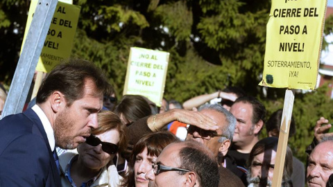 El alcalde de Valladolid conversa con varios concejales tras negarse a montar en el el AVE en el que viaja Rajoy. EFE/Nacho Gallego El alcalde de Valladolid conversa con varios concejales tras negarse a montar en el el AVE en el que viaja Rajoy. EFE/Nacho Gallego