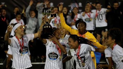 Las futbolitas del Corinthians celebran su victoria en la Copa Libertadores Femenina. / JOSÉ JÁCOME (EFE) Las futbolitas del Corinthians celebran su victoria en la Copa Libertadores Femenina. / JOSÉ JÁCOME (EFE)