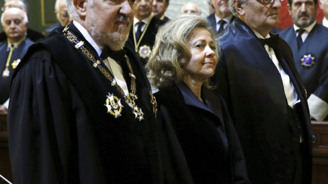 La nueva fiscal general del Estado, Consuelo Madrigal, acompañada de sus padrinos, sus dos predecesores en el cargo, Cándido Conde-Pumpido y Eduardo Torres-Dulce, durante el acto de toma posesión de su cargo en el Salón de Plenos del Tribun La nueva fiscal general del Estado, Consuelo Madrigal, acompañada de sus padrinos, sus dos predecesores en el cargo, Cándido Conde-Pumpido y Eduardo Torres-Dulce, durante el acto de toma posesión de su cargo en el Salón de Plenos del Tribun
