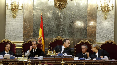 El Tribunal Supremo revisa los recursos del fiscal contra la sentencia de la Audiencia de A Coruña que absolvió al capitán del Prestige. / EFE El Tribunal Supremo revisa los recursos del fiscal contra la sentencia de la Audiencia de A Coruña que absolvió al capitán del Prestige. / EFE