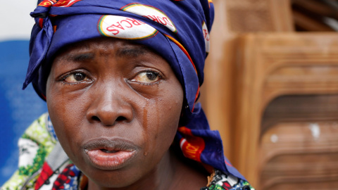 Una mujer congoleña llora por su marido, asesinado cuando las fuerzas de seguridad incendiaron la sede del principal partido de la oposición, Unión por la Democracia y el Progreso Social (UDPS). Kinshasa , República Democrática del Congo. R