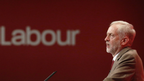 El flamante líder del Partido Laborista británico, Jeremy Corbyn, intervine en el congreso de la formacuión en Brighton. REUTERS/Luke MacGregor El flamante líder del Partido Laborista británico, Jeremy Corbyn, intervine en el congreso de la formacuión en Brighton. REUTERS/Luke MacGregor