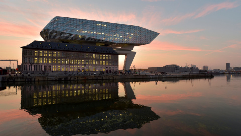 El sol se alza detrás de la nueva sede de la Autoridad Portuaria de Amberes en el muelle Kattendijk de Amberes, Bélgica. REUTERS/ ERIC VIDAL