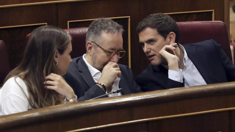 El líder de Ciudadanos, Albert Rivera (d), conversa con el portavoz parlamentario de la formación, Juan Carlos Girauta, y la secretaria de Juventud, Melisa Rodríguez. (J.J.GUILLÉN | EFE) El líder de Ciudadanos, Albert Rivera (d), conversa con el portavoz parlamentario de la formación, Juan Carlos Girauta, y la secretaria de Juventud, Melisa Rodríguez. (J.J.GUILLÉN | EFE)