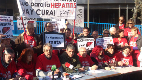 La Plataforma de Afectados por la Hepatitis C ofrece una rueda de prensa frente al Hospital 12 de Octubre. DM La Plataforma de Afectados por la Hepatitis C ofrece una rueda de prensa frente al Hospital 12 de Octubre. DM