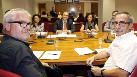 El secretario de Política Sindical de UGT, Gonzalo Pino (i), el secretario de Acción Sindical de CCOO, Ramón Górriz (d), junto al director de Relaciones Laborales de CEOE, Jordi García Viña (c, al fondo), y la directora del departamento soc El secretario de Política Sindical de UGT, Gonzalo Pino (i), el secretario de Acción Sindical de CCOO, Ramón Górriz (d), junto al director de Relaciones Laborales de CEOE, Jordi García Viña (c, al fondo), y la directora del departamento soc